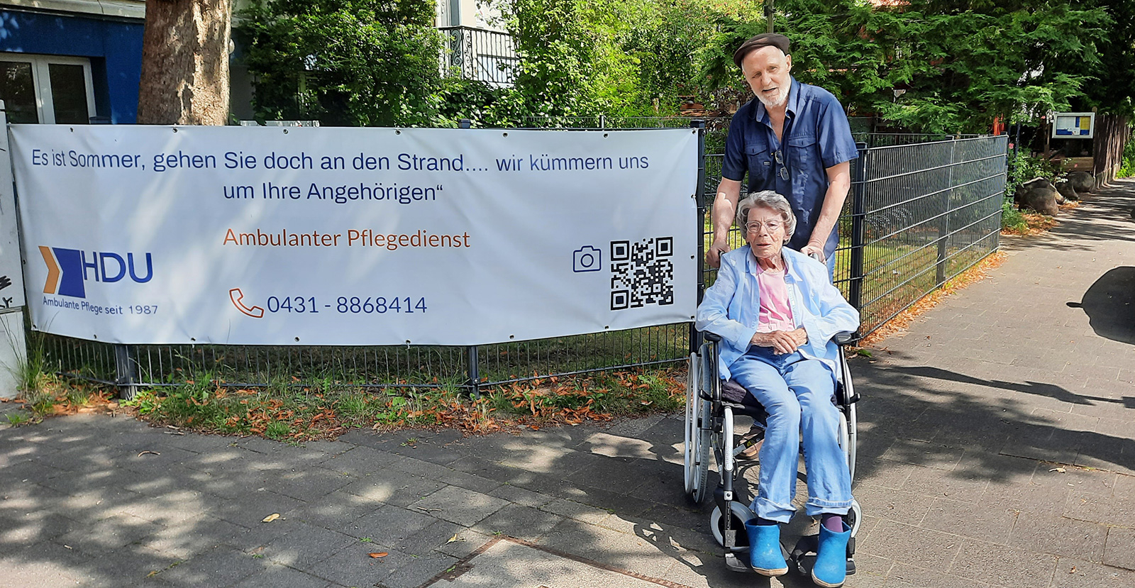 Seniorin und Betreuer